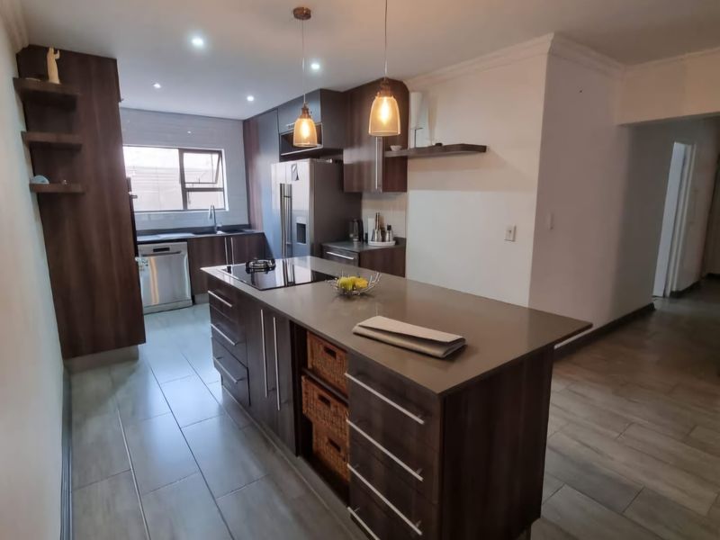 Stylish 3-Bedroom Townhouse with Pool, Tennis Court & 24-Hour Security - Photo 5