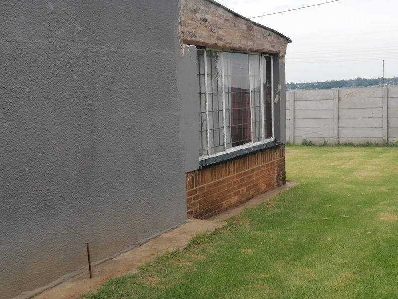 Versatile Investment Property with Multiple Homes & Huge Land – Opposite Ergo Mine Solar Plant - Photo 7