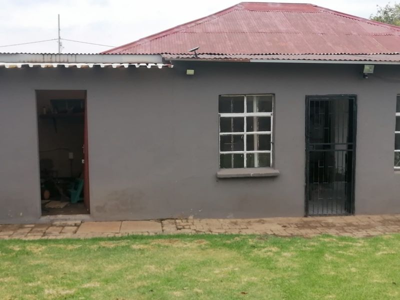 Versatile Investment Property with Multiple Homes & Huge Land – Opposite Ergo Mine Solar Plant - Photo 6