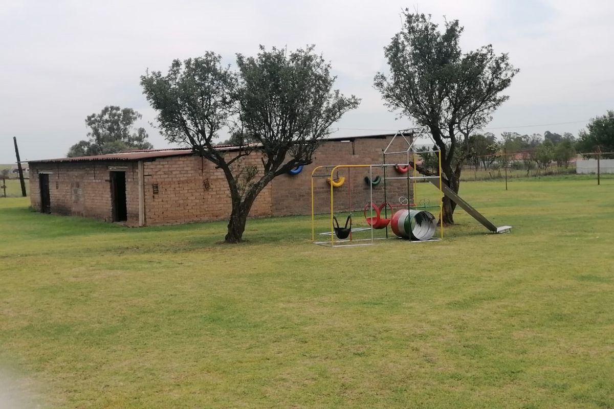 Versatile Investment Property with Multiple Homes & Huge Land – Opposite Ergo Mine Solar Plant - Photo 2