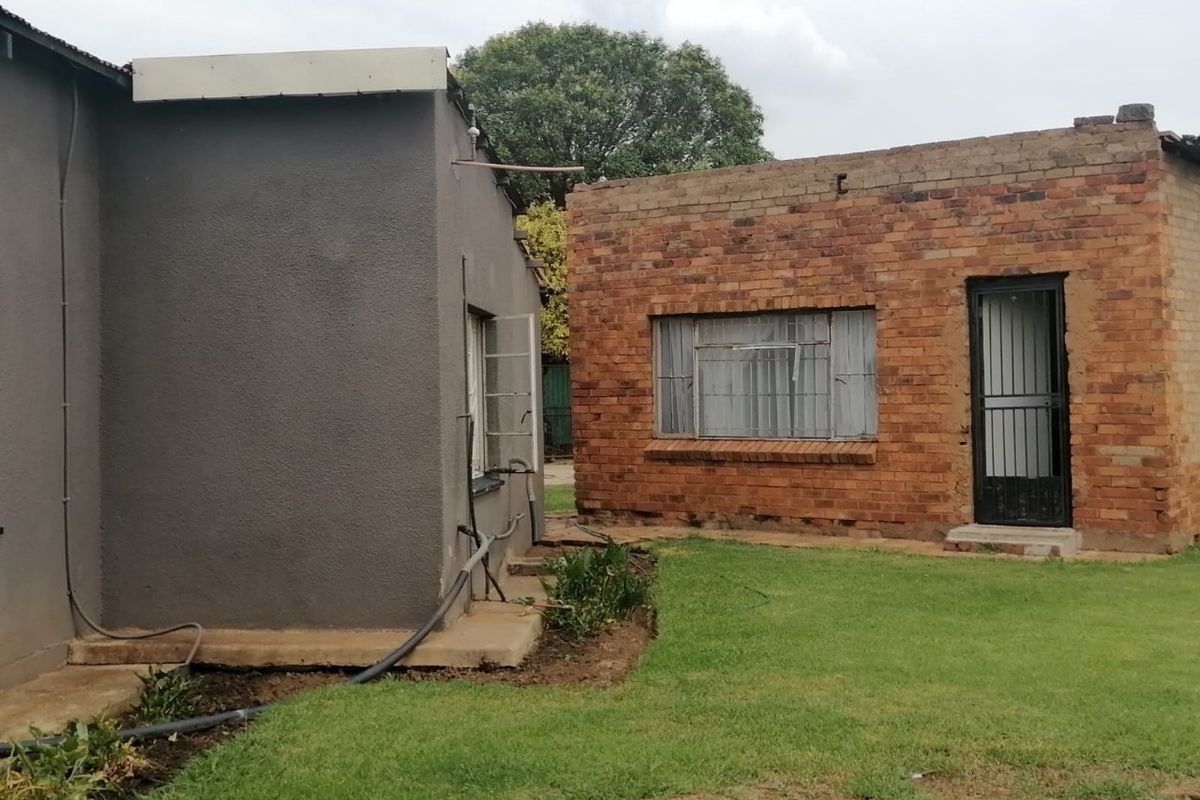 Versatile Investment Property with Multiple Homes & Huge Land – Opposite Ergo Mine Solar Plant - Photo 3