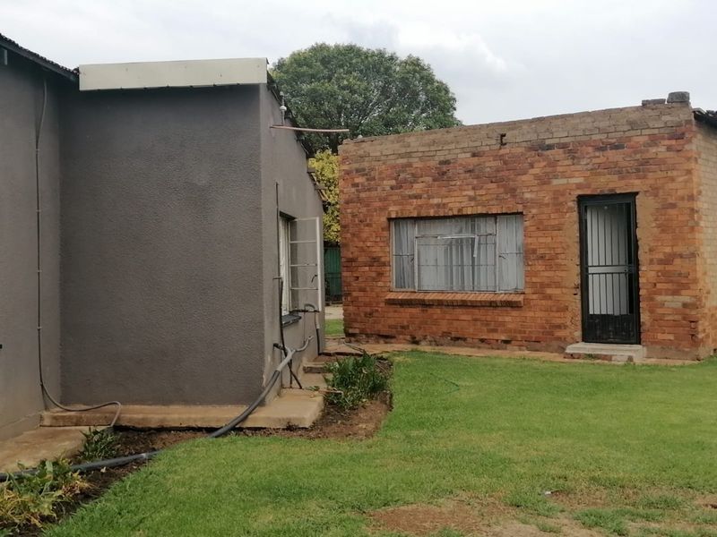 Versatile Investment Property with Multiple Homes & Huge Land – Opposite Ergo Mine Solar Plant - Photo 3