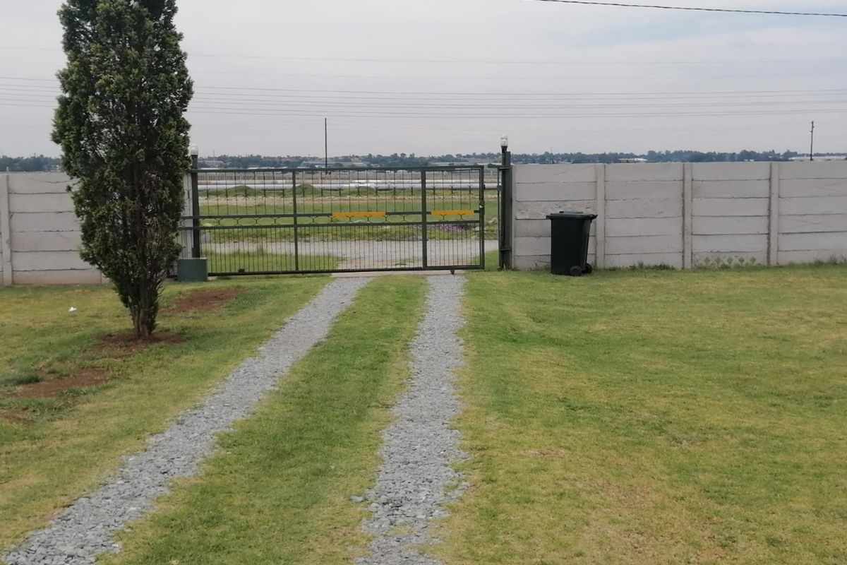 Versatile Investment Property with Multiple Homes & Huge Land – Opposite Ergo Mine Solar Plant - Photo 4