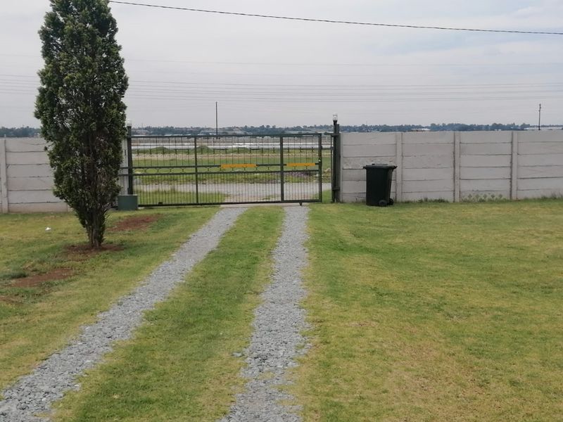 Versatile Investment Property with Multiple Homes & Huge Land – Opposite Ergo Mine Solar Plant - Photo 4