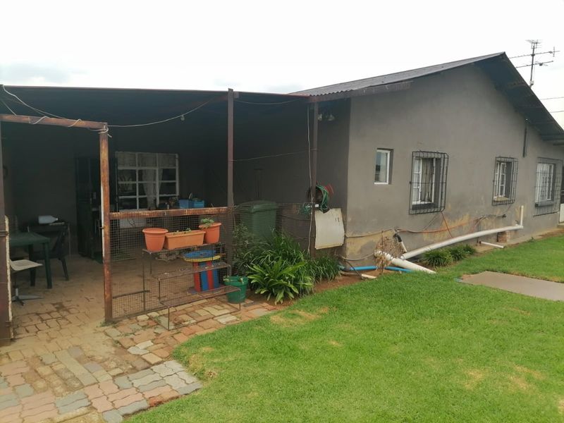 Versatile Investment Property with Multiple Homes & Huge Land – Opposite Ergo Mine Solar Plant - Photo 8