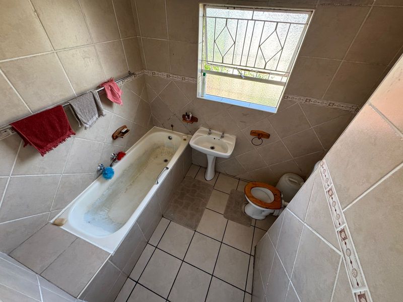 Spacious 3-Bedroom Home with Expansive Yard to Rent in Reyno Ridge - Photo 10