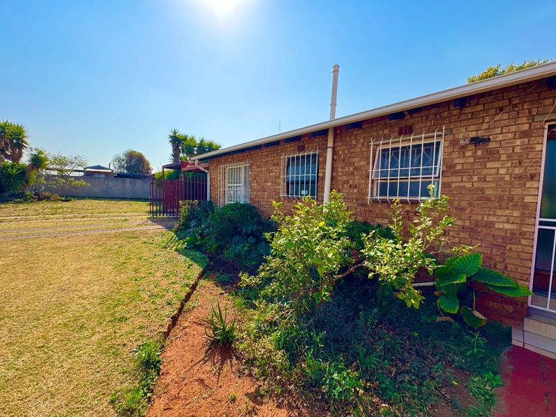 Spacious 3-Bedroom Home with Expansive Yard to Rent in Reyno Ridge - Photo 8