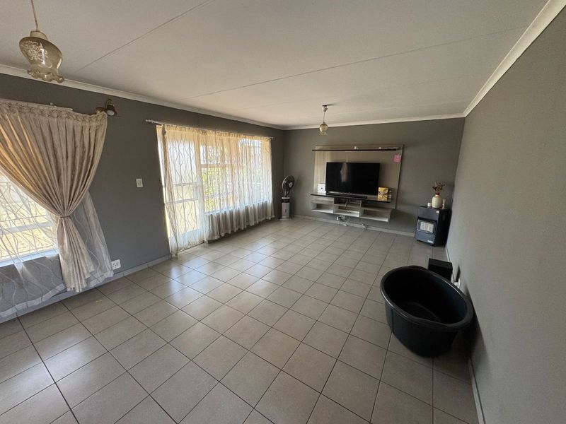 Spacious 3-Bedroom Home with Expansive Yard to Rent in Reyno Ridge - Photo 7