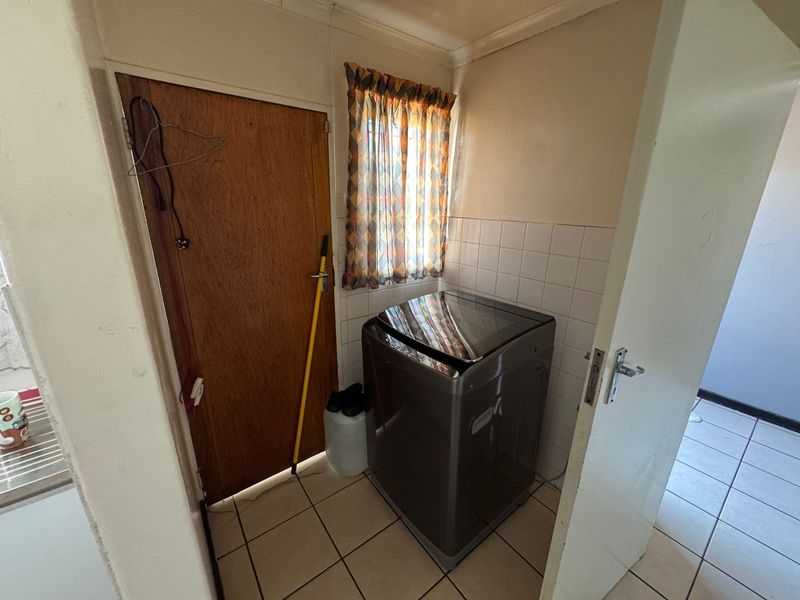 Spacious 3-Bedroom Home with Expansive Yard to Rent in Reyno Ridge - Photo 6