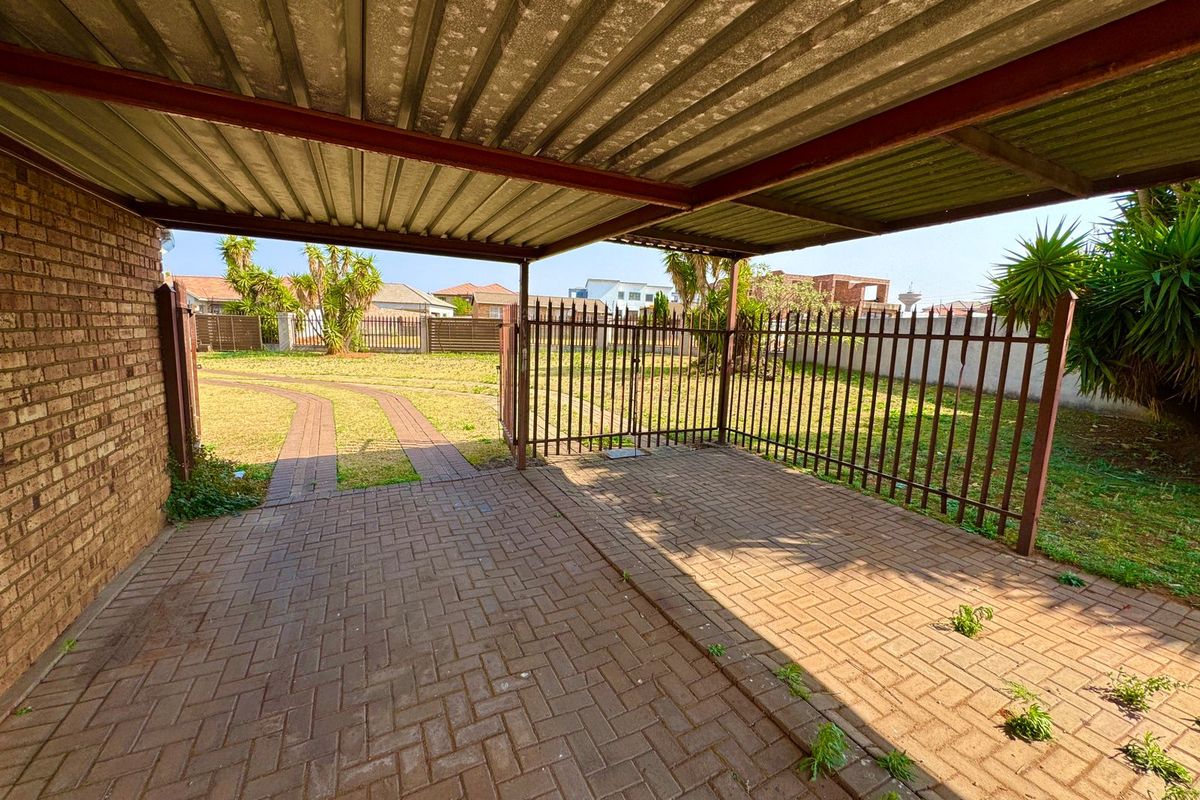 Spacious 3-Bedroom Home with Expansive Yard to Rent in Reyno Ridge - Photo 4