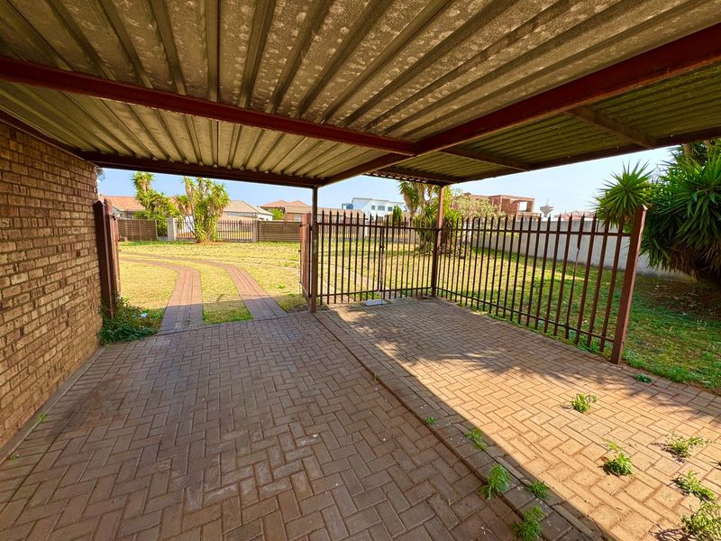 Spacious 3-Bedroom Home with Expansive Yard to Rent in Reyno Ridge - Photo 4