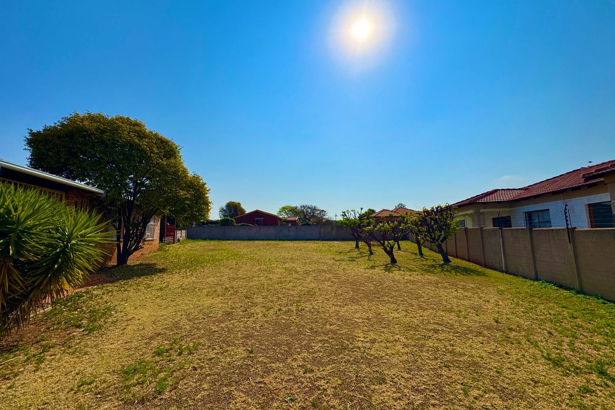 Spacious 3-Bedroom Home with Expansive Yard to Rent in Reyno Ridge - Photo 2