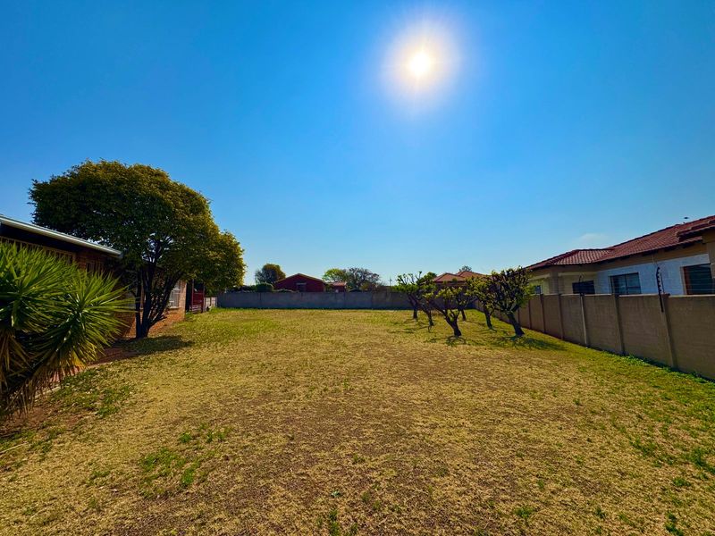 Spacious 3-Bedroom Home with Expansive Yard to Rent in Reyno Ridge - Photo 2