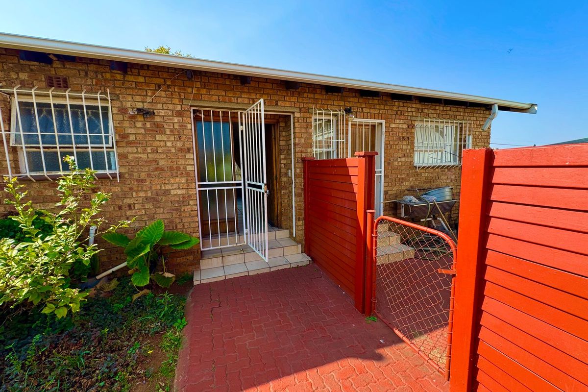 Spacious 3-Bedroom Home with Expansive Yard to Rent in Reyno Ridge - Photo 3