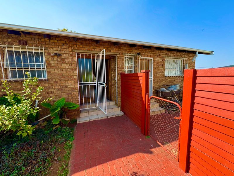 Spacious 3-Bedroom Home with Expansive Yard to Rent in Reyno Ridge - Photo 3