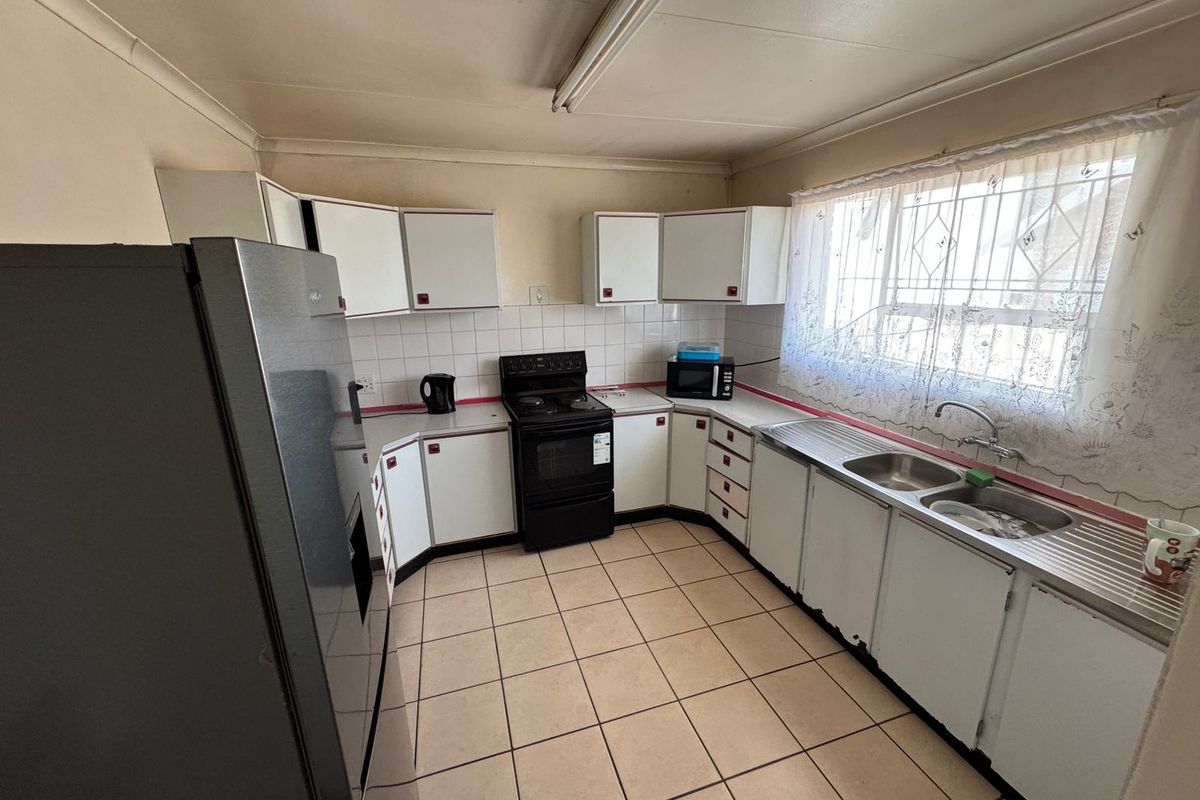 Spacious 3-Bedroom Home with Expansive Yard to Rent in Reyno Ridge - Photo 5