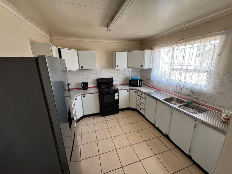 Spacious 3-Bedroom Home with Expansive Yard to Rent in Reyno Ridge - Photo 5