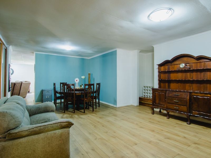 3 Bed Family Home With Flat in Faerie Glen - Photo 7