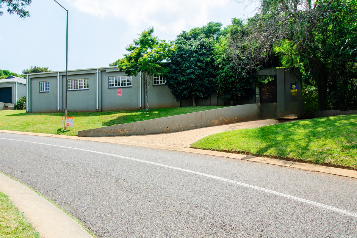 3 Bed Family Home With Flat in Faerie Glen - Photo 2