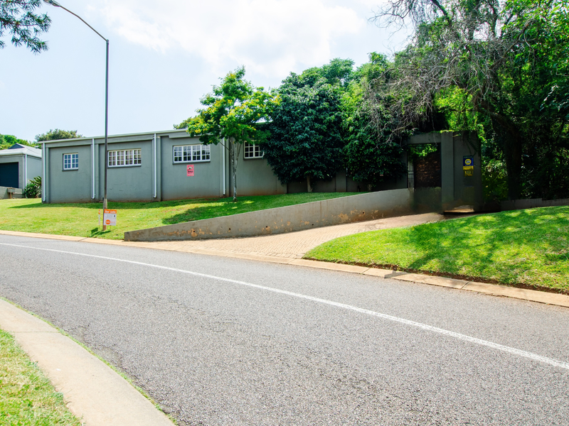 3 Bed Family Home With Flat in Faerie Glen - Photo 2