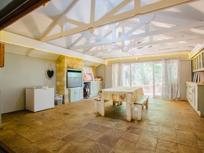 Off-The-Grid 3 Bed Family Home with Flat in Faerie Glen - Photo 10