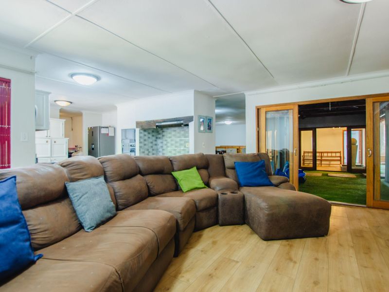 Off-The-Grid 3 Bed Family Home with Flat in Faerie Glen - Photo 9