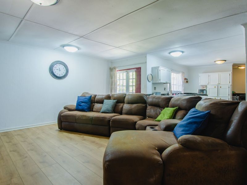 Off-The-Grid 3 Bed Family Home with Flat in Faerie Glen - Photo 8