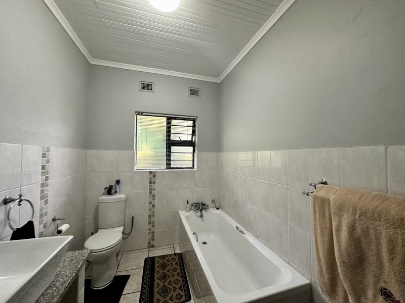 Spacious 4-Bedroom Face brick Home in Meer En See - Photo 10