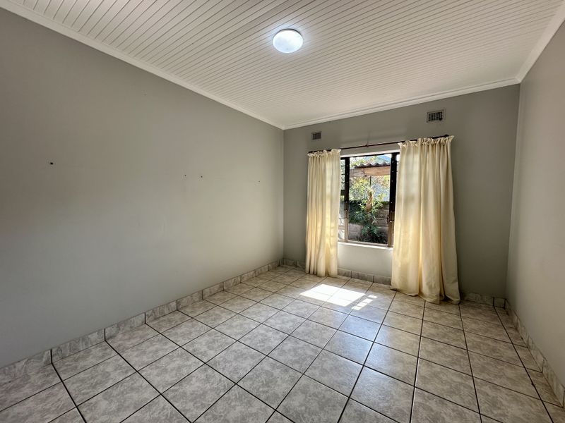 Spacious 4-Bedroom Face brick Home in Meer En See - Photo 8