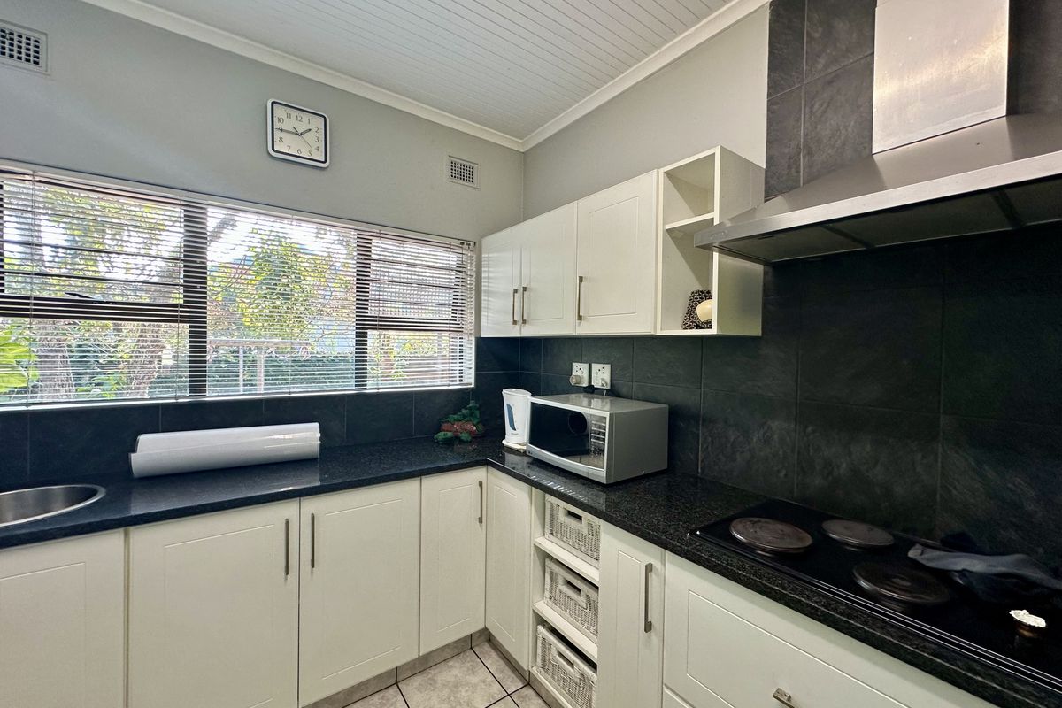 Spacious 4-Bedroom Face brick Home in Meer En See - Photo 2