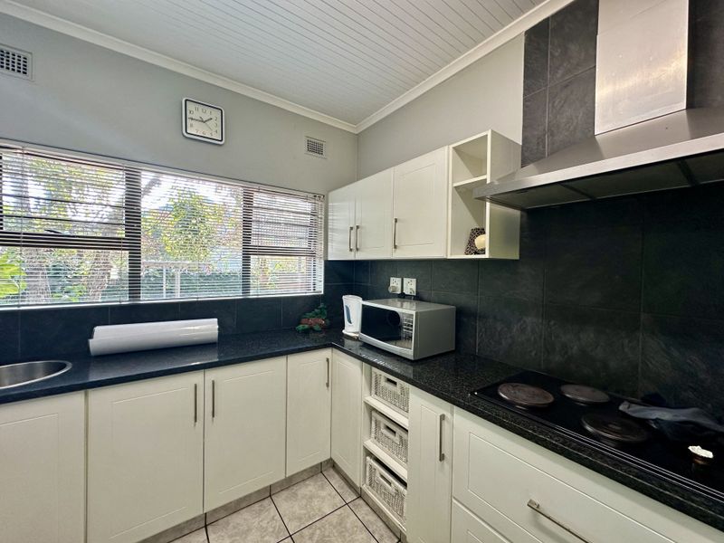 Spacious 4-Bedroom Face brick Home in Meer En See - Photo 2