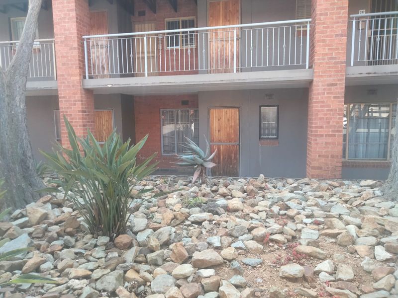 Lock-Up and Go!!       2 bedroom, 1 bathroom apartment - Photo 1