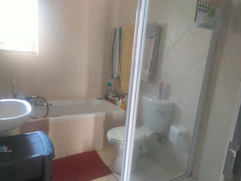 Lock-Up and Go!!       2 bedroom, 1 bathroom apartment - Photo 10
