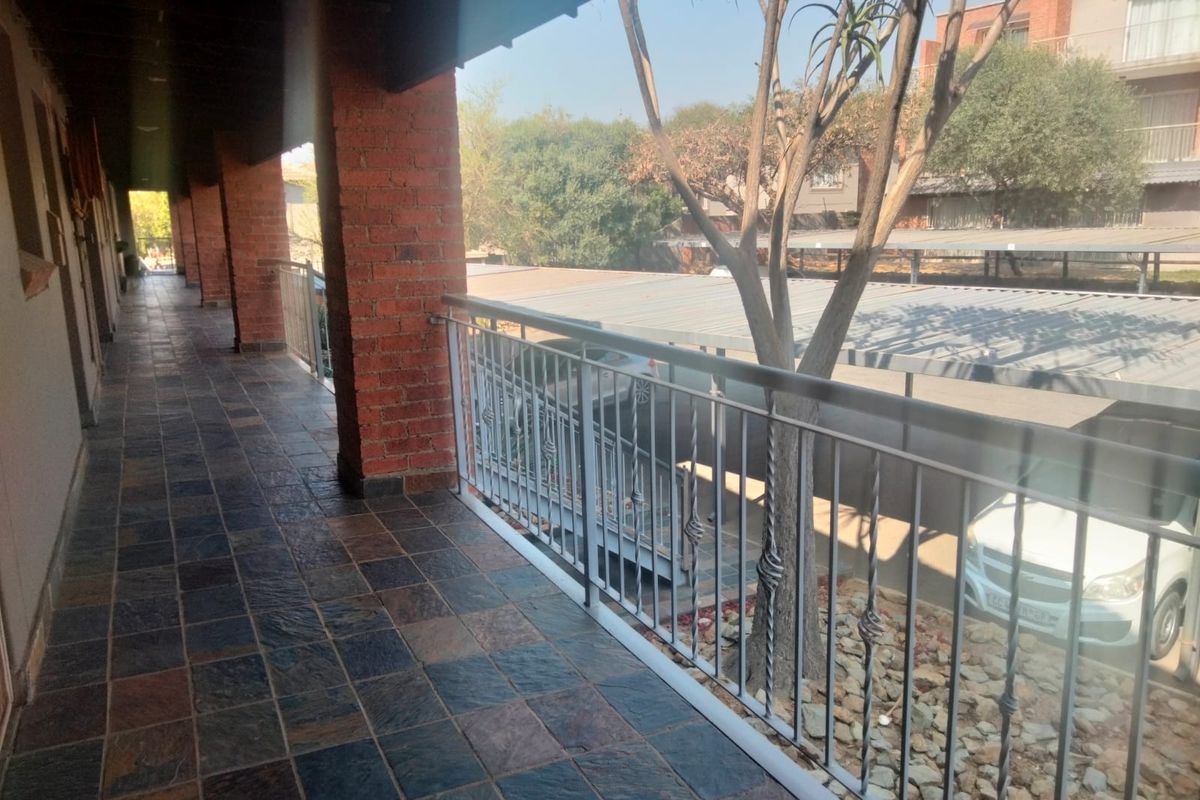 Lock-Up and Go!!       2 bedroom, 1 bathroom apartment - Photo 2