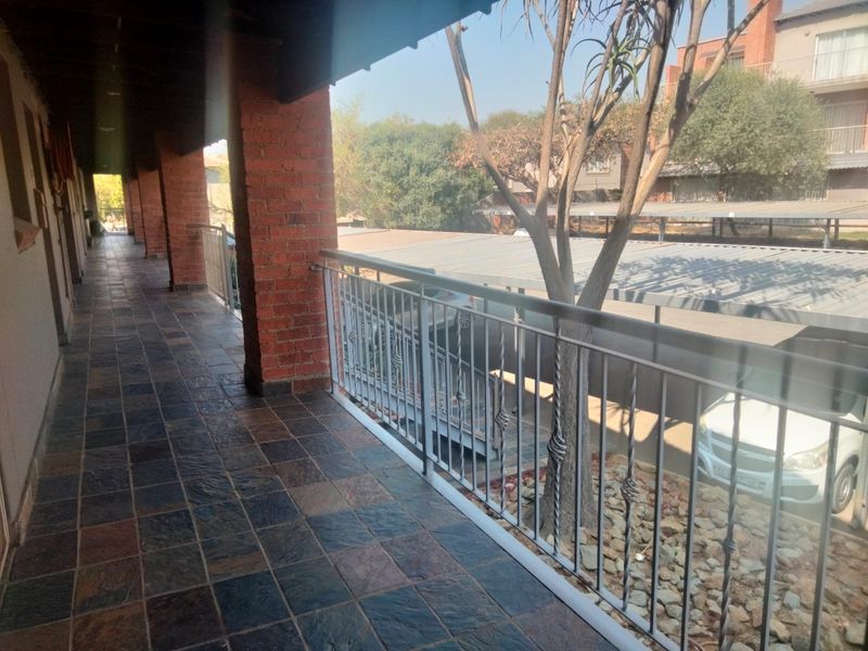 Lock-Up and Go!!       2 bedroom, 1 bathroom apartment - Photo 2