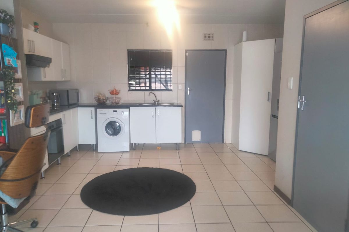 Lock-Up and Go!!       2 bedroom, 1 bathroom apartment - Photo 4