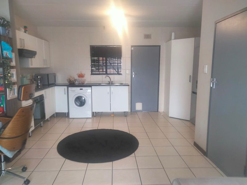Lock-Up and Go!!       2 bedroom, 1 bathroom apartment - Photo 4