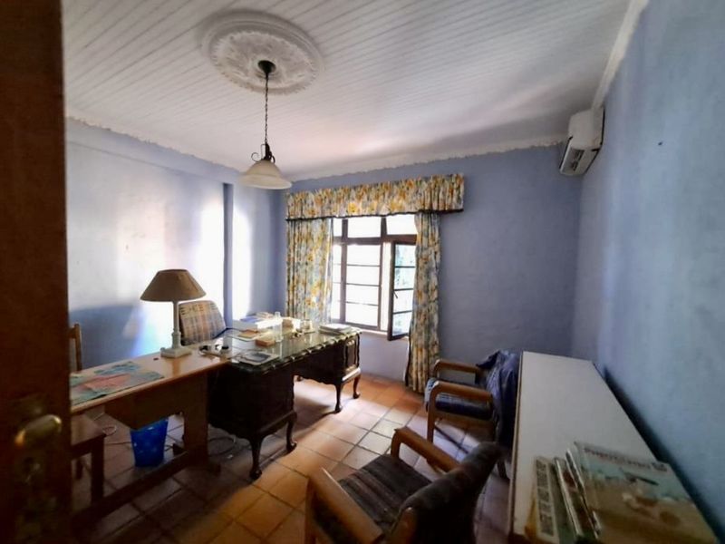 Upmarket Rustic Retreat in a Tranquil Country Setting - Photo 8