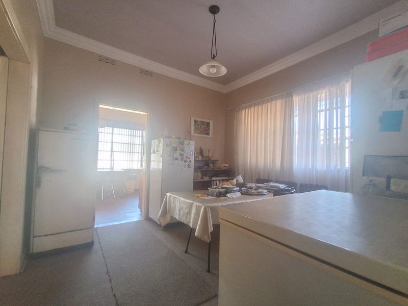 Investment Opportunity in Vereeniging Central, 3 Bedroom Family home with spacious yard and outside - Photo 9