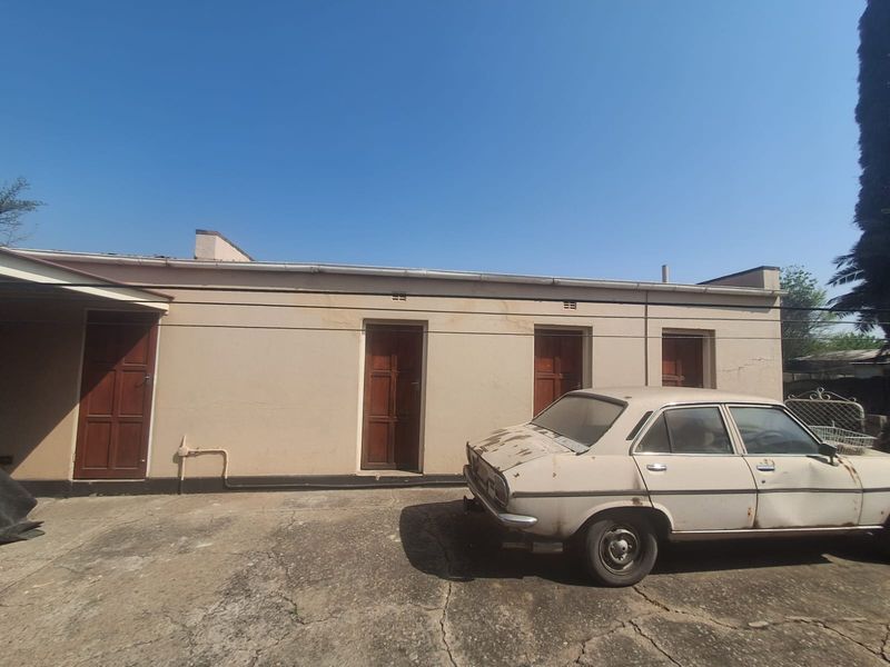 Investment Opportunity in Vereeniging Central, 3 Bedroom Family home with spacious yard and outside - Photo 7