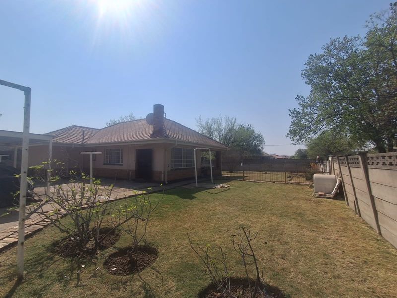 Investment Opportunity in Vereeniging Central, 3 Bedroom Family home with spacious yard and outside - Photo 6