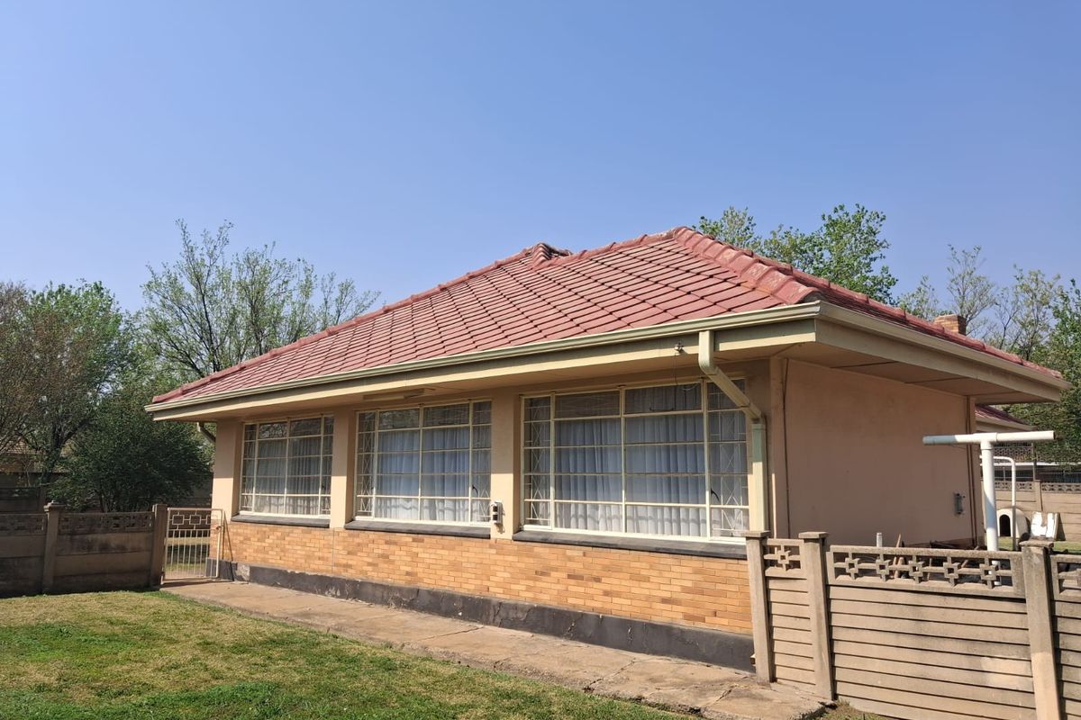 Investment Opportunity in Vereeniging Central, 3 Bedroom Family home with spacious yard and outside - Photo 2