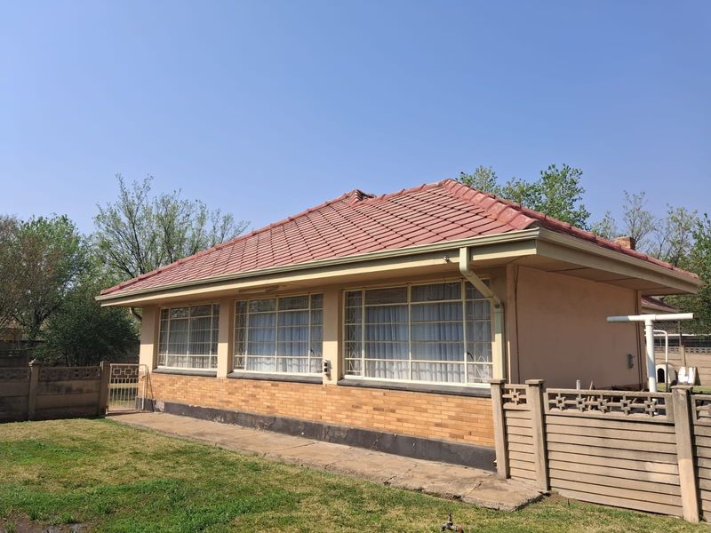 Investment Opportunity in Vereeniging Central, 3 Bedroom Family home with spacious yard and outside - Photo 2