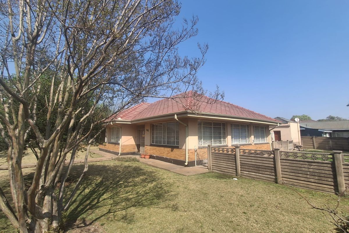 Investment Opportunity in Vereeniging Central, 3 Bedroom Family home with spacious yard and outside - Photo 4