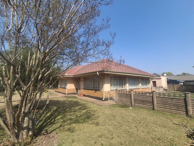 Investment Opportunity in Vereeniging Central, 3 Bedroom Family home with spacious yard and outside - Photo 4