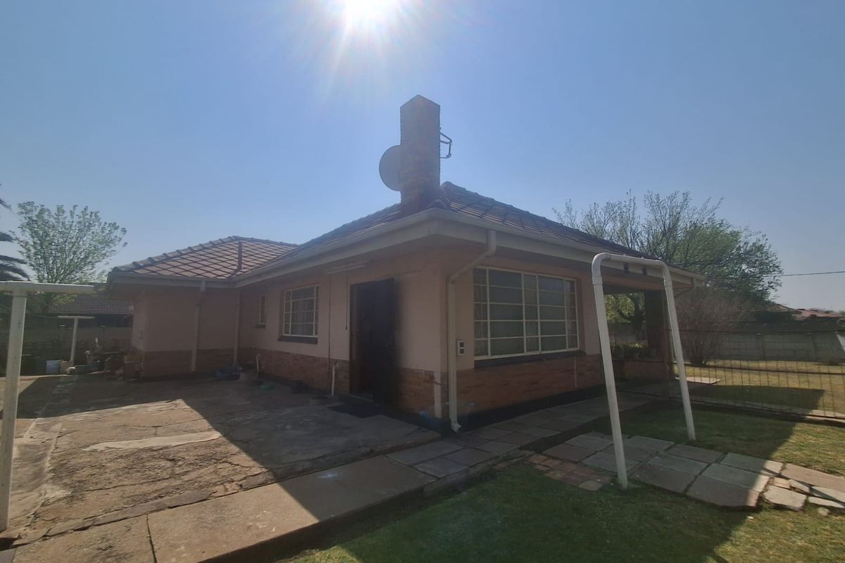 Investment Opportunity in Vereeniging Central, 3 Bedroom Family home with spacious yard and outside - Photo 5