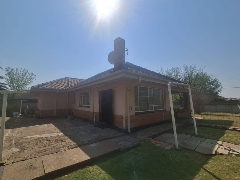 Investment Opportunity in Vereeniging Central, 3 Bedroom Family home with spacious yard and outside - Photo 5