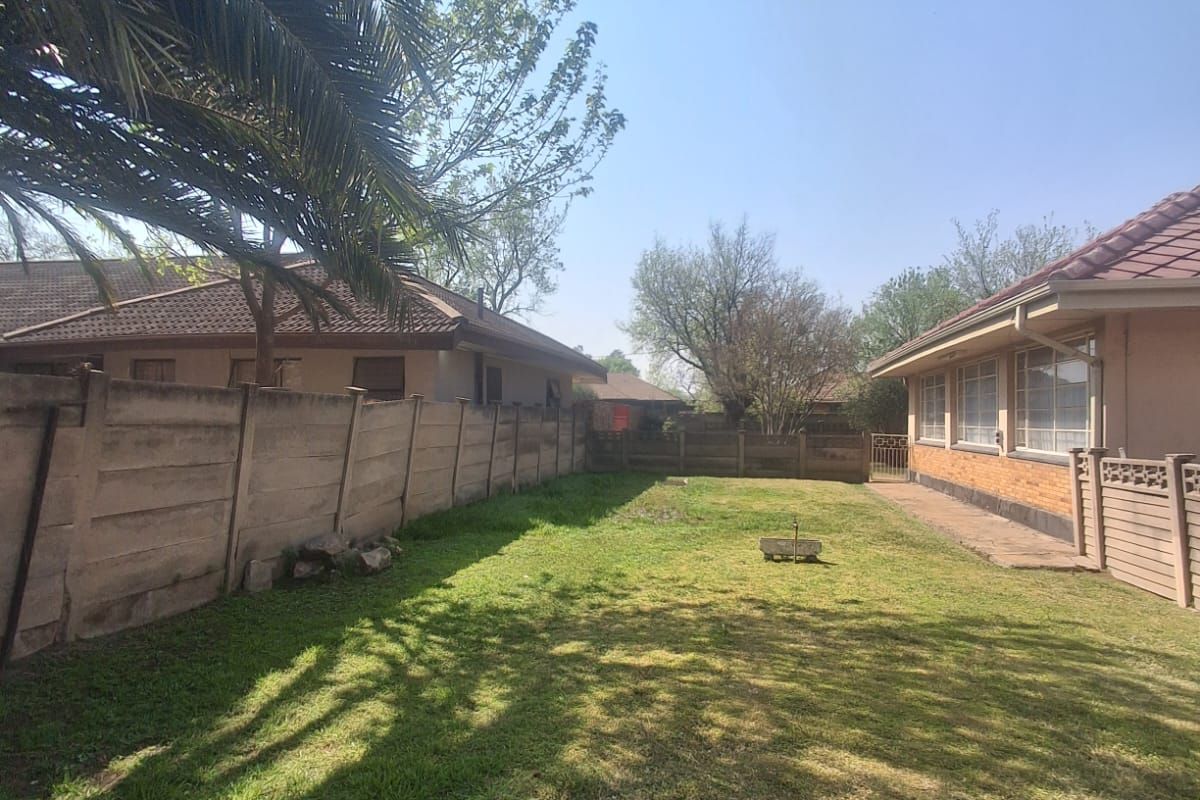 Investment Opportunity in Vereeniging Central, 3 Bedroom Family home with spacious yard and outside - Photo 3