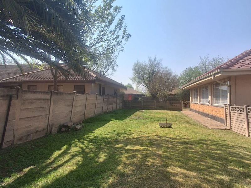 Investment Opportunity in Vereeniging Central, 3 Bedroom Family home with spacious yard and outside - Photo 3