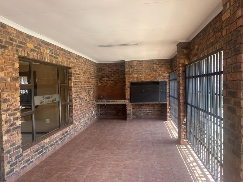 Beautiful 2 bedroom apartment in Sonneveld, Sunset Boulevard - Photo 3